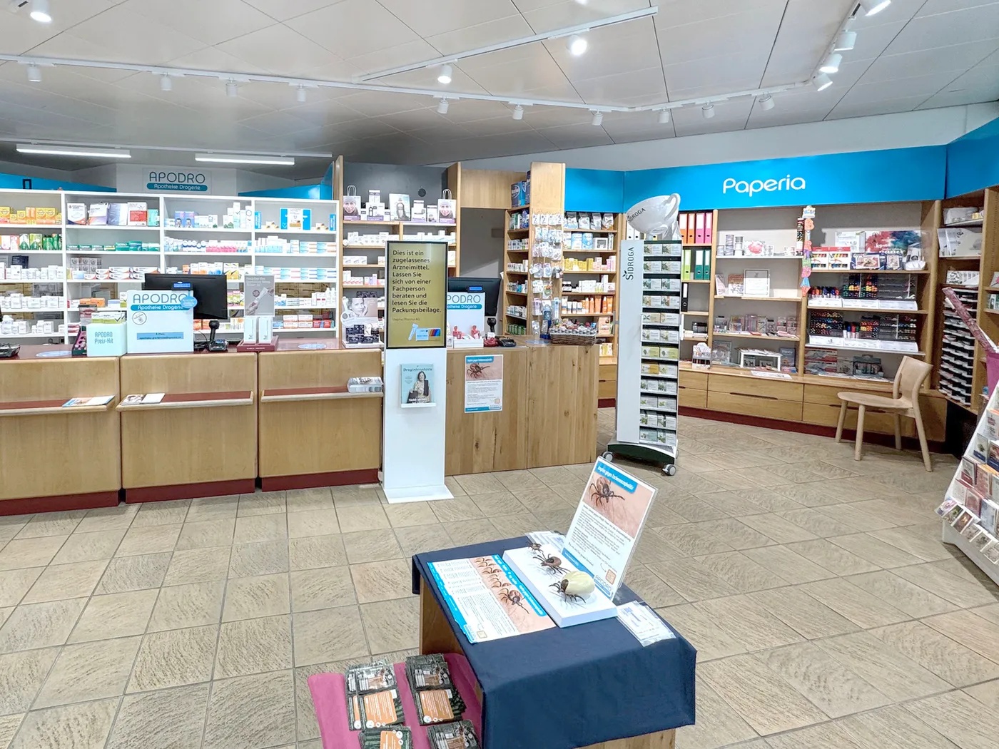 APODRO Apotheke Greifensee – Innenraum mit Beratungstresen und Paperia-Ecke